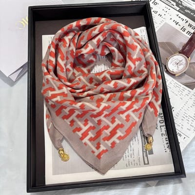 Sjaal-65cm-Vierkante sjaal met magnetische drukknoopsluiting – Te vormen tot driehoekige sjaal – Stijlvolle & elegante nekwarmer – Must-have voor elke outfit-Oranje letter