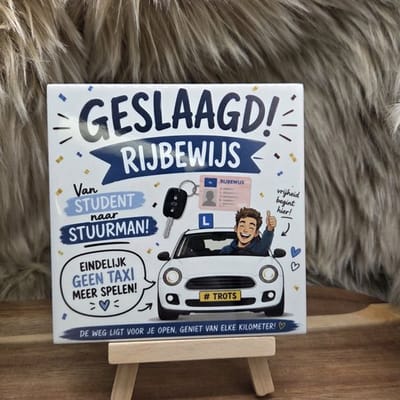 Wenstegeltje "Geslaagd rijbewijs stuurman" – Cadeau tegeltje – Trendy nu – Geslaagd – Vriend – Rijbewijs – Zomaar – Cadeau – Incl standaard - Ingepakt met confetti