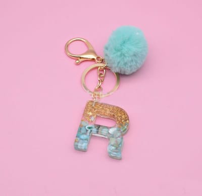Letter Sleutelhanger A-Z – Luxe Initialen Sleutelhanger met Pompon & Kwastje – Tashanger voor Dames & Meisjes – Accessoire voor Sleutelbos, Handtas, Rugzak & Autosleutel – Persoonlijk Cadeau voor Vrouw, Moeder, Dochter & Vriendin