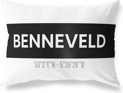 Tuinkussen BENNEVELD - DRENTHE met coördinaten - Buitenkussen - Bootkussen - Weerbestendig - Jouw Plaats - Studio216 - Modern - Zwart-Wit - 50x30cm