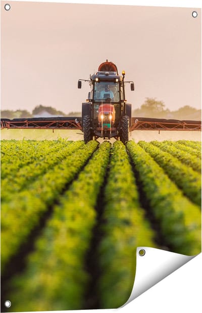 Gards Tuinposter Rode Tractor op het Veld aan het Sproeien - 60x80 cm - Tuindoek - Tuindecoratie - Wanddecoratie buiten - Tuinschilderij