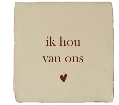 Gekleurd tegeltje - Ik hou van ons - Beige - Handgemaakte tegel | Spreuktegel | Tegeltjes met Spreuken | Tegeltjeswijsheid | Tegeltje tekst | Origineel cadeau