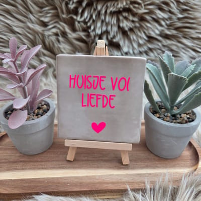Robuust Wenstegeltje – Huisje vol liefde – Hip trendy tegeltje – 10x10 cm – Leuk Cadeau voor Vriendin, Zus, Juf, Collega of zomaar voor jezelf – Stijlvolle Woondecoratie – Trendy nu