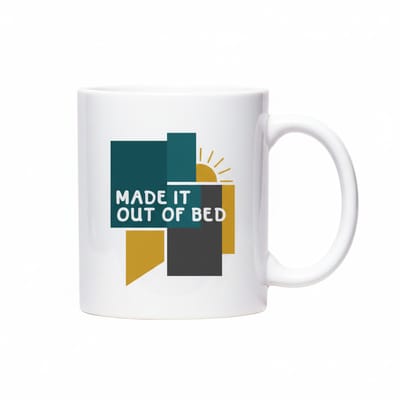 “Made It Out of Bed” Mok – Grappige Ochtend Motivatie Koffiemok 330 ml