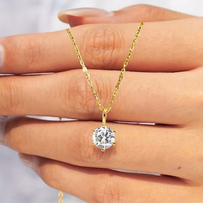 Sjika - Goudkleurige Ketting Dames – Gold Plated – Solitaire Zirkonia Hanger – Luxe Minimalistische Halsketting - Cadeau voor haar