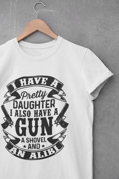 Shirt - Pretty daughter and a gun - Wurban Wear | Grappig shirt | Leuk cadeau | Unisex tshirt | Vaderdag cadeau | Cadeau voor vader | Voetbal | Gewichten | Wit