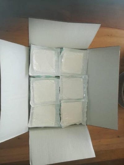 300 STERIELE GAASJES – NON-WOVEN 20X20 CM (GEVOUWEN 10X10 CM), VERPAKT PER 2 IN STERIELE SACHETS. HOOG ABSORBEREND, ZACHT EN PLUISARM. IDEAAL VOOR WONDVERZORGING, REINIGING, DESINFECTIE, KLINIEKEN, THUISZORG EN DAGELIJKS GEBRUIK.