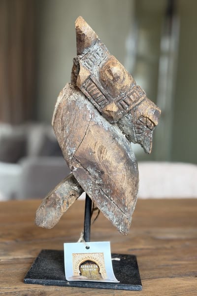 beeld van oud houten paard houten paarden hoofd op statief landelijke decoratie