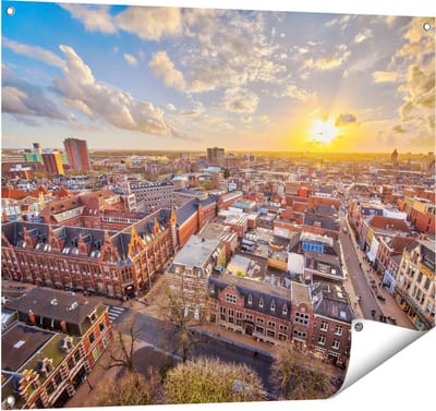 Gards Tuinposter Groningen Stad bij Zonsondergang - 100x80 cm - Tuindoek - Tuindecoratie - Wanddecoratie buiten - Tuinschilderij