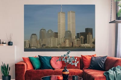 Canvas schilderij 150x100 cm - Wanddecoratie In het midden het het World trade center onder een helderblauwe lucht - Muurdecoratie woonkamer - Slaapkamer decoratie - Kamer accessoires - Schilderijen