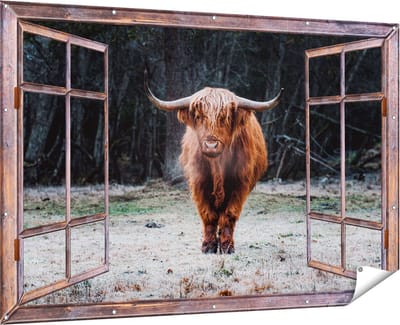 Gards Tuinposter Doorkijk Schotse Hooglander bij het Bos - 180x120 cm - Tuindoek - Tuindecoratie - Wanddecoratie buiten - Tuinschilderij