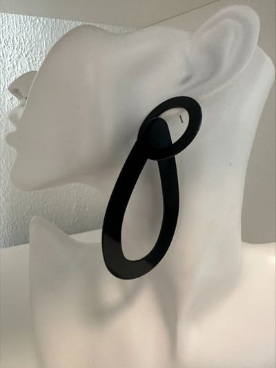 Zwarte geometrische oorhangers | Make up | Parfum | Moederdag | Verjaardagscadeau| Cadeautje| Valentijnsdag| Kado | sieraden | vaderdag | oorbellen | oorsieraden