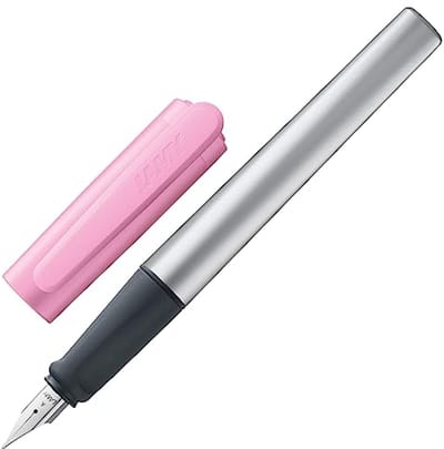 Fountain Pen met Antislip Grip en Polished Staal Penpunt - Driehoekige Aluminium Houder - Inclusief Blauwe Vulling T10 - Voor Rechtshandigen