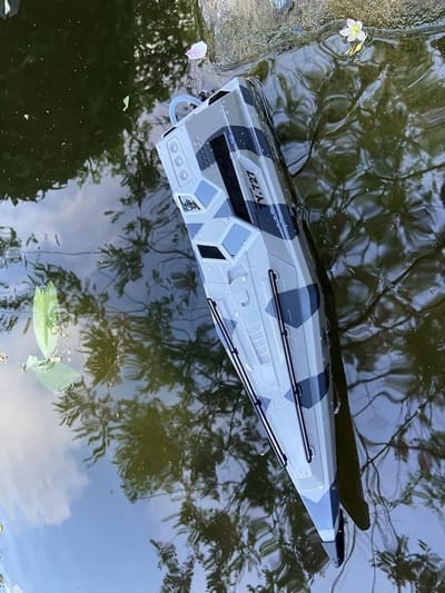 RC Schip - Speedboot Speelgoed - Waterpret Buiten - Hoge Snelheid 30 km/u - 41 cm Lengte - Militaire Camouflage