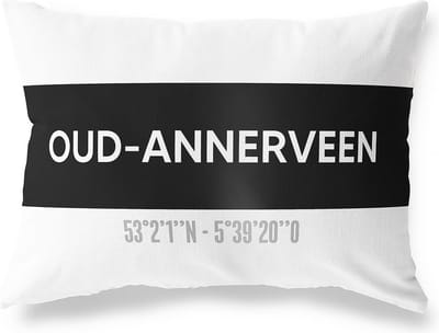 Tuinkussen OUD-ANNERVEEN - DRENTHE met coördinaten - Buitenkussen - Bootkussen - Weerbestendig - Jouw Plaats - Studio216 - Modern - Zwart-Wit - 50x30cm
