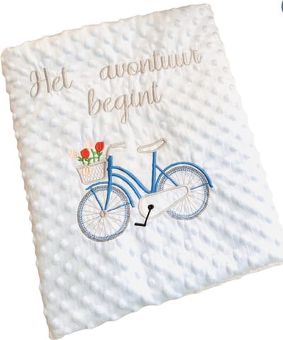 Blauwe babydeken met een fiets en een geborduurde toewijding in het Nederlands/Blue baby blanket with a bicycle and a dedication in Dutch embroidered 95 x 120 cm