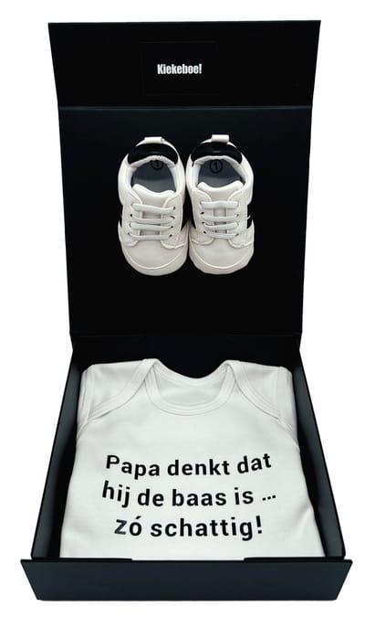 Kraamcadeau met romper en babysneakers in magneetbox - kan ook rechtstreeks als cadeau worden verstuurd