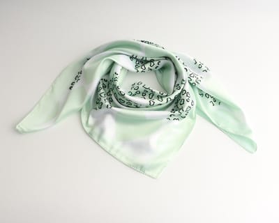 June Vina bandana dames – Groen panter hart print – Satijnlook – 70x70 cm