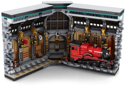 Reobrix 66031 Magische Trein Book Nook mega bouwpakket | Classic locomotief | Miniatuur huisjes pakket modelbouw voor volwassenen | Houten 3D Puzzel | Woonkamer decoratie boekensteun | Verlichting niet geschikt voor Lego | Bouwdoos met 2795 bloks