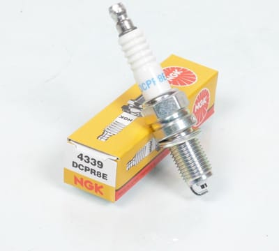 Bougie d'allumage NGK pour Moto Ducati 750 Monster 1996 à 1999 DCPR8E Neuf