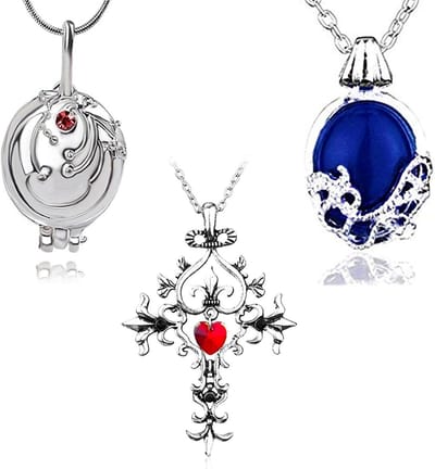 Vampire Diaries Dagwandelen Katherine Saffier Kristal Ketting en Elena Gilbert Locket met Damon en Stefan Ringen en Stickerset - 23 Stukken voor Fans
