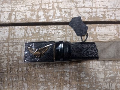 RR22-67.m.g : zwart leren riem, messingkl vliegende arend buckle, goudkl zijde, 125cm