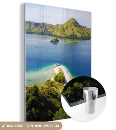 ® Glasschilderij 120x160 cm - Schilderij acrylglas - Straat tussen eilanden in het nationaal park Komodo - Foto op glas - Muurdecoratie woonkamer - Wanddecoratie slaapkamer - Schilderijen