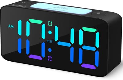 Extra luide wekker – Ideaal voor diepe slapers – Met nachtlampje in 7 kleuren – Digitale klok met instelbaar volume & USB-oplaadfunctie – Compacte wekker voor de slaapkamer – Geschikt voor volwassenen, tieners en kinderen – Zwart