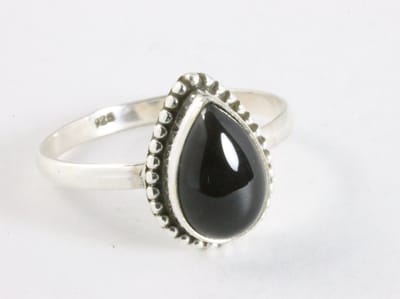 Bewerkte zilveren ring met onyx - maat 20