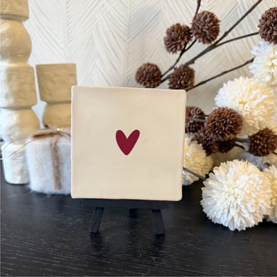 Hartjespost | Tegeltje hartje, mat wit, bordeaux | tegeltjes met tekst | spreuktegel | tegeltjeswijsheden | Cadeau | Valentijn | Liefde | Love | Valentijnscadeau | Cadeau voor hem of voor haar | 14 Februari | V-Day | Valentine | Romantisch | 10x10
