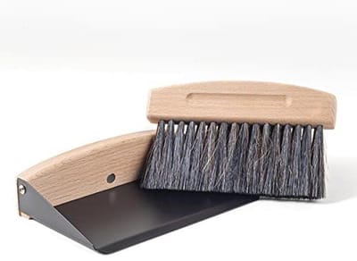 Houten en metalen tafelveegset met bezem en veegschep, mini handveger en schep, magnetische tafelborstel en tafelbezem