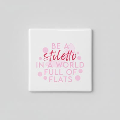 Motiverende Quote Keramische Tegel “Be a Stiletto in a World Full of Flats” – Zachte Roze Typografie Wanddecoratie – 15 x 15 cm