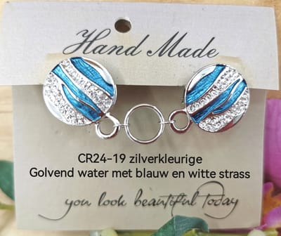Vestsluiting - clip - rond - golvend - Streep - Blauw - Witte strass steentjes - en - ring in midden - voor - vest - Gehaakt omslagdoek - sjaal - antiek zilverkleurig.