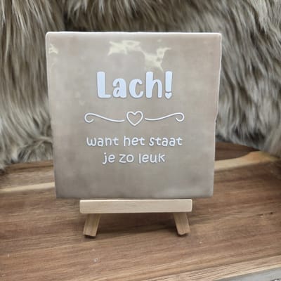 Robuust Wenstegeltje “Lach! want het staat je zo leuk” – Lief Cadeau tegeltje – Trendy nu – Motiverend – Vriend(in) – Familie – Gezin – Zomaar – Cadeau – Incl standaard