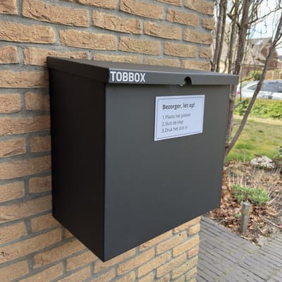 Pakketbrievenbus Modern – Ruime pakketbox voor buiten – Afsluitbaar met slot – Waterdicht en weerbestendig – Veilig pakketontvangst – Donkergrijs – Tobbox