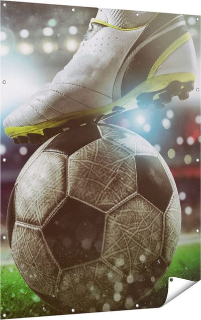 Gards Tuinposter Voetbal Aftrap met de Bal in het Stadion - 120x160 cm - Tuindoek - Tuindecoratie - Wanddecoratie buiten - Tuinschilderij