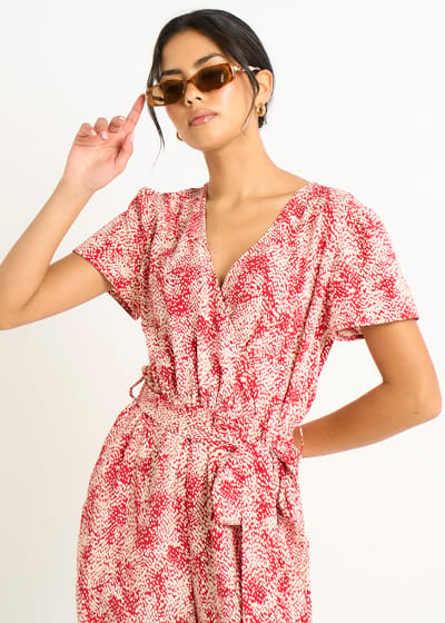 Rode abstracte dierenprint playsuit met overslag en ceintuur