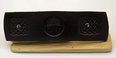 Leren zwart haarclip kruis met 2 oneindige knopen - lederen kruis haarclips - celtic haarclips van leer - lederen haarclips - zwarte vrouwen haarclips - haarclips keltische figuren - haarclips voor lang haar - haarclips voor staart - haarclips zwart