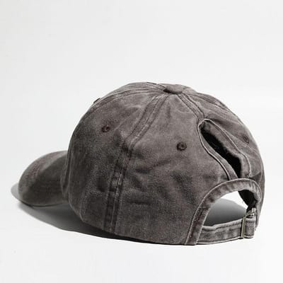 Een dames baseballpet die het haar in een paardenstaart kan binden, verkrijgbaar in meerdere kleuren, en een pet met klep voor buitensporten en gray