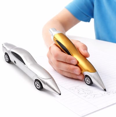 Auto Pennen Set – 2 Stuks – Racing Design Balpennen – Zilver & Goud – Uitdeelcadeautje Kinderen – Traktatie – School & Kantoor