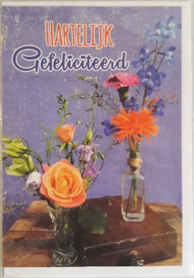 Hartelijk gefeliciteerd! Een bijzondere wenskaart met twee vaasjes waar kleurrijke en verschillende bloemen in staan. Een leuke kaart om zo te geven of om bij een cadeau te voegen. Een dubbele wenskaart inclusief envelop en in folie verpakt.