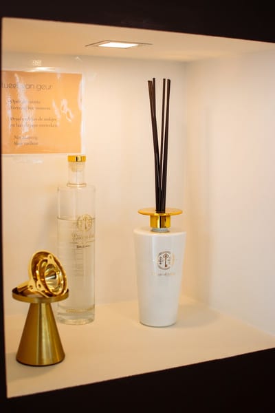 Essenza d'Oro - Essence d'Aurum - Luxe geurstokjes diffuser 500 ml - Geur bloemig en houtig - Jardin Interdit - Essenza d'Oro - Essence d'Aurum - glazen diffuser - interieurparfum - langdurige geurverspreiding - tot 6 maanden