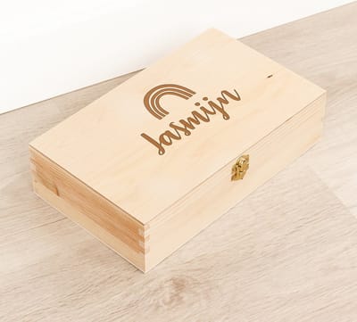 Houten kistje 'Jasmijn' Regenboog - Tekenkist - Herinneringsdoos - Kraamcadeau - Knutseldoos - Memorybox - Baby - Geboorte
