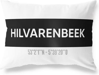 Tuinkussen HILVARENBEEK - NOORD-BRABANT met coördinaten - Buitenkussen - Bootkussen - Weerbestendig - Jouw Plaats - Studio216 - Modern - Zwart-Wit - 50x30cm