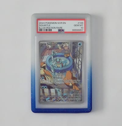 TCGprotection - PSA Guard – Glacier Quartz (Wit - Blauw) Gradient met glittereffect / Slab Bumper - Beschermhoes voor Pokemon, MTG, TCG, Yu-Gi-Oh & One Piece – Verzamelen