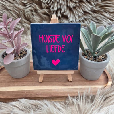 Robuust Wenstegeltje – Huisje vol liefde – Hip trendy tegeltje – 10x10 cm – Leuk Cadeau voor Vriendin, Zus, Juf, Collega of zomaar voor jezelf – Stijlvolle Woondecoratie – Trendy nu – Decoratief Tegeltje met Standaard – Cadeau Idee