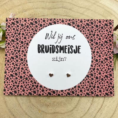 Kaart bruidsmeisje vragen met zilveren oorknopjes - Wil jij ons bruidsmeisje zijn? Kleur