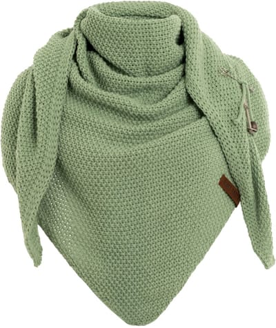 Knit Factory Coco Gebreide Omslagdoek - Driehoek Sjaal Dames - Dames sjaal - Wintersjaal - Stola - Wollen sjaal - Groene sjaal - Sage Green - 190x85 cm - Inclusief sierspeld