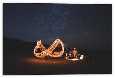Dibond - Lichtstralen in de Nacht - 60x40cm Foto op Aluminium (Met Ophangsysteem)