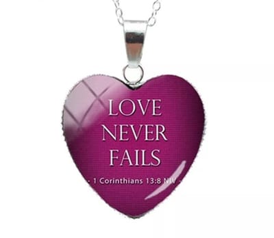 Ketting - Love Never Fails - Hart - Hanger - Verzilverd - Roze - Emmyrovi